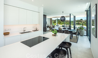 Instapklare nieuwe moderne luxe villa´s te koop in een boetiekcomplex aan de golfbaan op de New Golden Mile, Marbella - Estepona 32941 