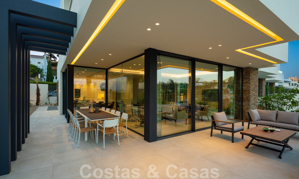 Instapklare nieuwe moderne luxe villa´s te koop in een boetiekcomplex aan de golfbaan op de New Golden Mile, Marbella - Estepona 32955