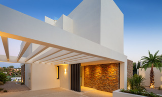 Instapklare nieuwe moderne luxe villa´s te koop in een boetiekcomplex aan de golfbaan op de New Golden Mile, Marbella - Estepona 32960 