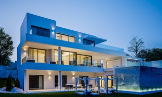 Nieuwe, moderne villa te koop met fantastisch zeezicht, gelegen in een omheinde en bewaakte urbanisatie in Benahavis, Marbella 4401 
