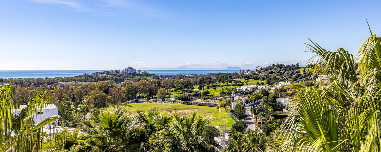 Gerenoveerd penthouse met 3 slaapkamers in beveiligde gemeenschap met uitzicht op zee en golfbaan in Marbella - Benahavis