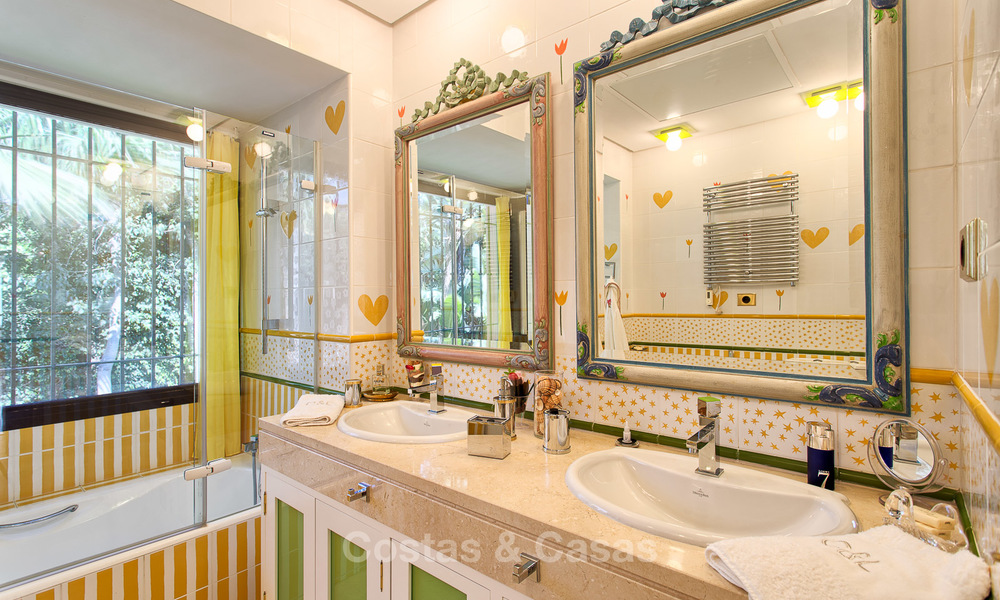 High-end klassieke stijl luxe villa met uitzicht op zee te koop op de Golden Mile, Marbella 4615