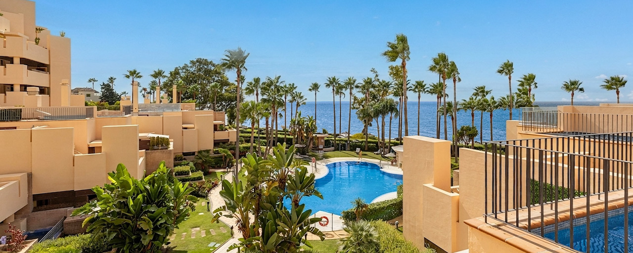 Modern penthouse te koop in een eerstelijnsstrandcomplex aan de New Golden Mile tussen Marbella en Estepona