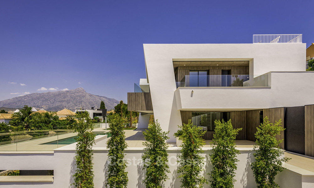 Indrukwekkende luxe villa in moderne stijl te koop in Nueva Andalucía, Marbella. Instapklaar, inclusief kwaliteitsmeubilair. 15330