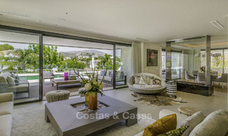 Indrukwekkende luxe villa in moderne stijl te koop in Nueva Andalucía, Marbella. Instapklaar, inclusief kwaliteitsmeubilair. 15332 