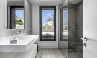 Indrukwekkende luxe villa in moderne stijl te koop in Nueva Andalucía, Marbella. Instapklaar, inclusief kwaliteitsmeubilair. 15575 
