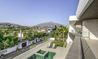 Indrukwekkende luxe villa in moderne stijl te koop in Nueva Andalucía, Marbella. Instapklaar, inclusief kwaliteitsmeubilair. 15577 