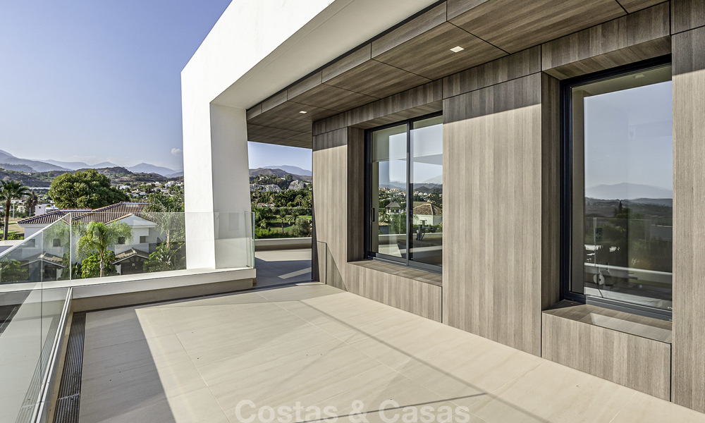 Indrukwekkende luxe villa in moderne stijl te koop in Nueva Andalucía, Marbella. Instapklaar, inclusief kwaliteitsmeubilair. 15578