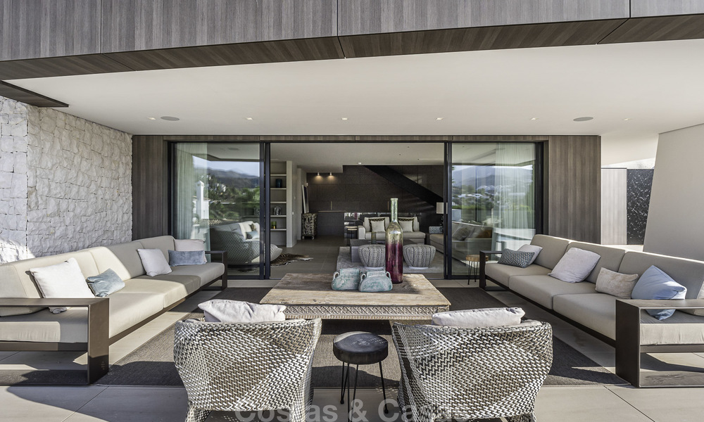 Indrukwekkende luxe villa in moderne stijl te koop in Nueva Andalucía, Marbella. Instapklaar, inclusief kwaliteitsmeubilair. 15579