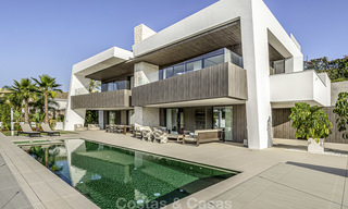 Indrukwekkende luxe villa in moderne stijl te koop in Nueva Andalucía, Marbella. Instapklaar, inclusief kwaliteitsmeubilair. 15580 