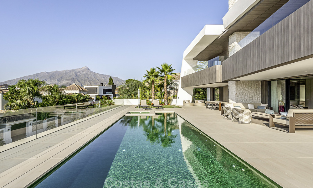 Indrukwekkende luxe villa in moderne stijl te koop in Nueva Andalucía, Marbella. Instapklaar, inclusief kwaliteitsmeubilair. 15581