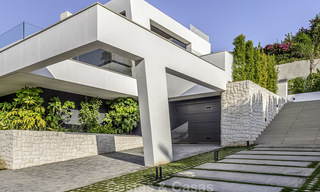 Indrukwekkende luxe villa in moderne stijl te koop in Nueva Andalucía, Marbella. Instapklaar, inclusief kwaliteitsmeubilair. 15586 