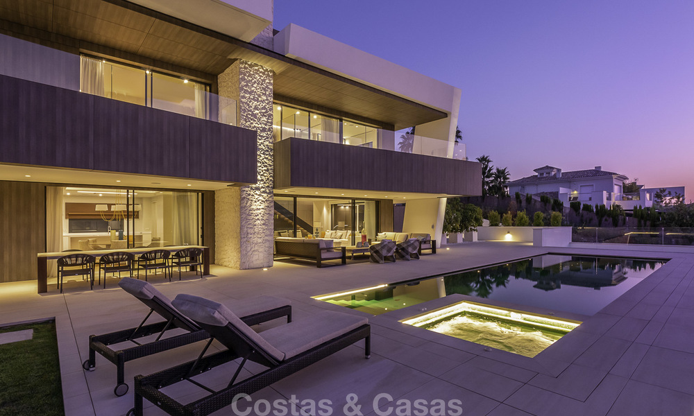 Indrukwekkende luxe villa in moderne stijl te koop in Nueva Andalucía, Marbella. Instapklaar, inclusief kwaliteitsmeubilair. 15589