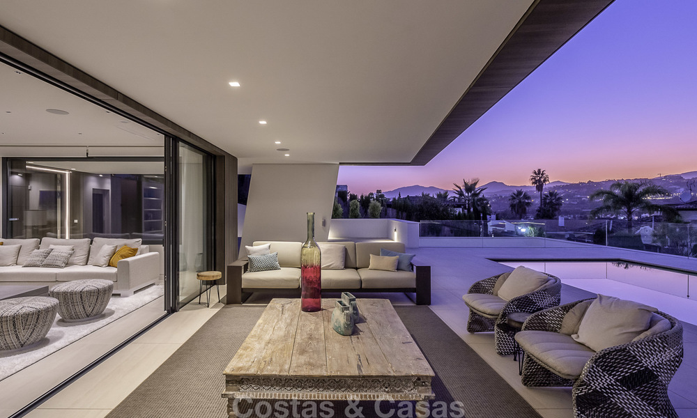 Indrukwekkende luxe villa in moderne stijl te koop in Nueva Andalucía, Marbella. Instapklaar, inclusief kwaliteitsmeubilair. 15592