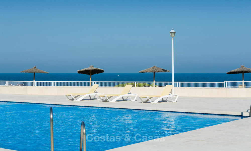 Gerenoveerde eerstelijns strand appartementen te koop, Instapklaar, Casares, Costa del Sol 5342