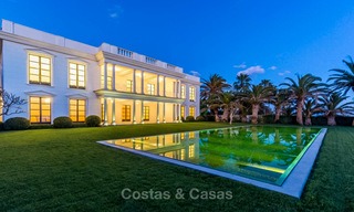 Prestigieuze en vorstelijke eerstelijnstrand villa te koop, in klassieke stijl, tussen Marbella en Estepona 5466 