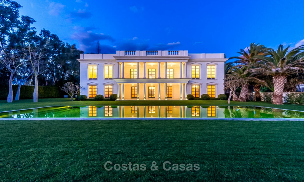 Prestigieuze en vorstelijke eerstelijnstrand villa te koop, in klassieke stijl, tussen Marbella en Estepona 5467