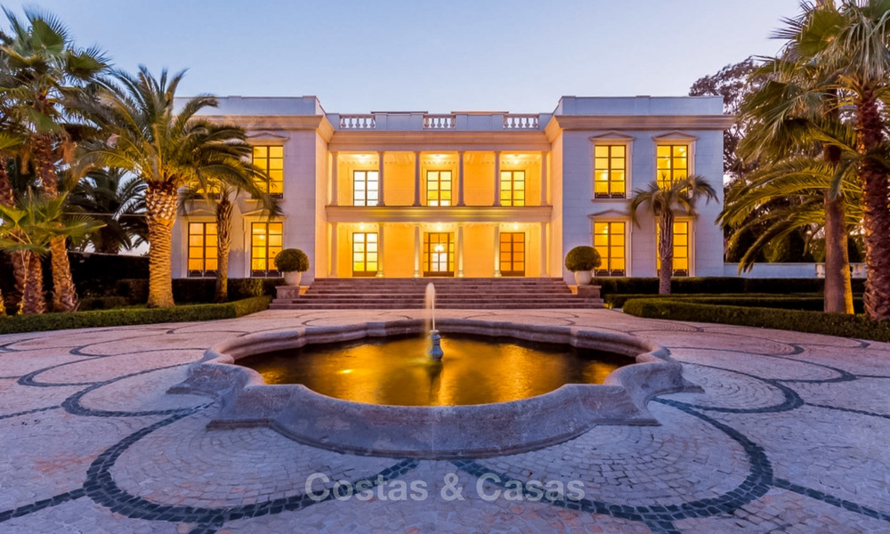 Prestigieuze en vorstelijke eerstelijnstrand villa te koop, in klassieke stijl, tussen Marbella en Estepona 5468