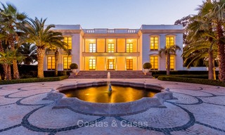 Prestigieuze en vorstelijke eerstelijnstrand villa te koop, in klassieke stijl, tussen Marbella en Estepona 5468 