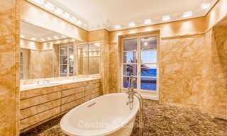 Prestigieuze en vorstelijke eerstelijnstrand villa te koop, in klassieke stijl, tussen Marbella en Estepona 5469 