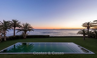 Prestigieuze en vorstelijke eerstelijnstrand villa te koop, in klassieke stijl, tussen Marbella en Estepona 5471 