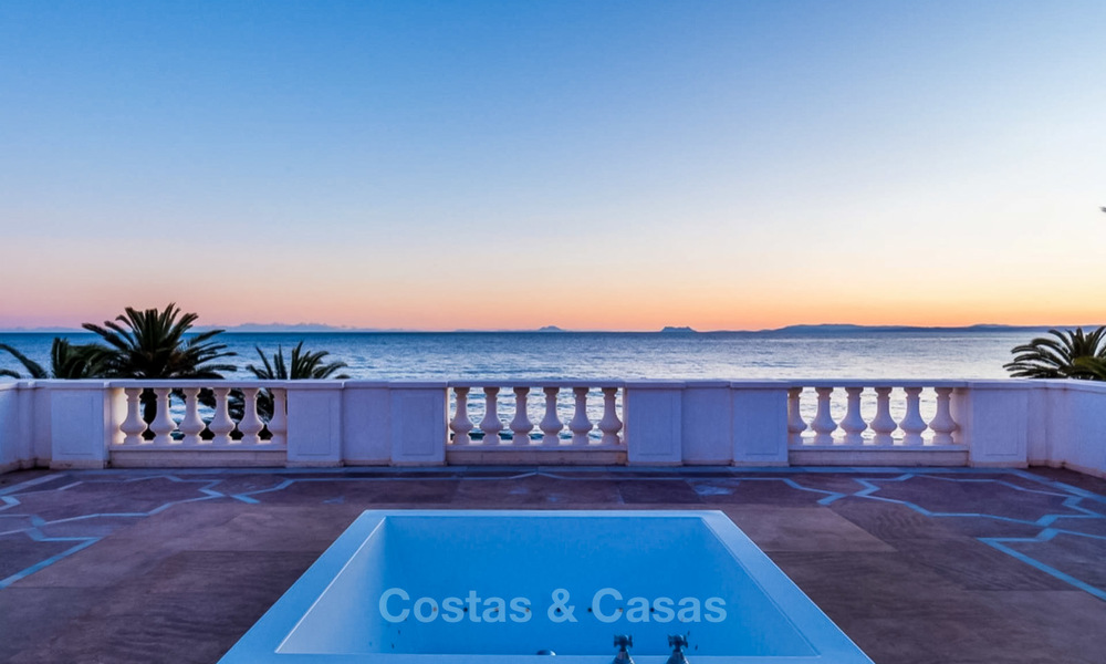 Prestigieuze en vorstelijke eerstelijnstrand villa te koop, in klassieke stijl, tussen Marbella en Estepona 5472