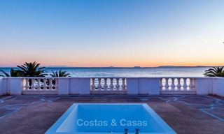 Prestigieuze en vorstelijke eerstelijnstrand villa te koop, in klassieke stijl, tussen Marbella en Estepona 5472 