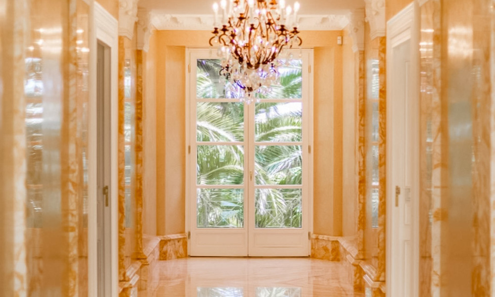 Prestigieuze en vorstelijke eerstelijnstrand villa te koop, in klassieke stijl, tussen Marbella en Estepona 5478