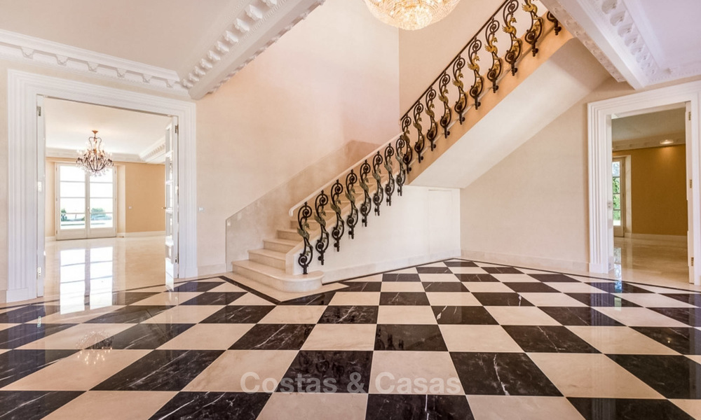 Prestigieuze en vorstelijke eerstelijnstrand villa te koop, in klassieke stijl, tussen Marbella en Estepona 5486