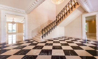 Prestigieuze en vorstelijke eerstelijnstrand villa te koop, in klassieke stijl, tussen Marbella en Estepona 5486 