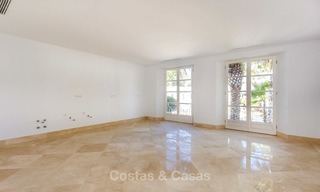 Prestigieuze en vorstelijke eerstelijnstrand villa te koop, in klassieke stijl, tussen Marbella en Estepona 5488 