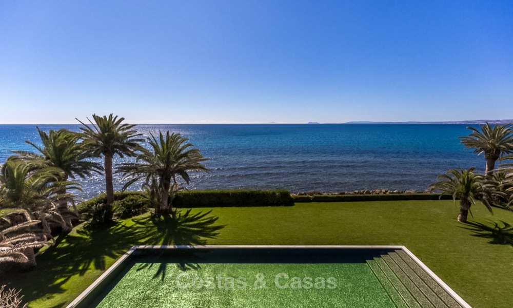 Prestigieuze en vorstelijke eerstelijnstrand villa te koop, in klassieke stijl, tussen Marbella en Estepona 5489