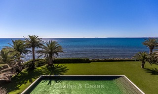 Prestigieuze en vorstelijke eerstelijnstrand villa te koop, in klassieke stijl, tussen Marbella en Estepona 5489 