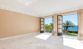 Prestigieuze en vorstelijke eerstelijnstrand villa te koop, in klassieke stijl, tussen Marbella en Estepona 5490 