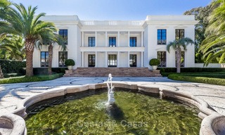 Prestigieuze en vorstelijke eerstelijnstrand villa te koop, in klassieke stijl, tussen Marbella en Estepona 5491 
