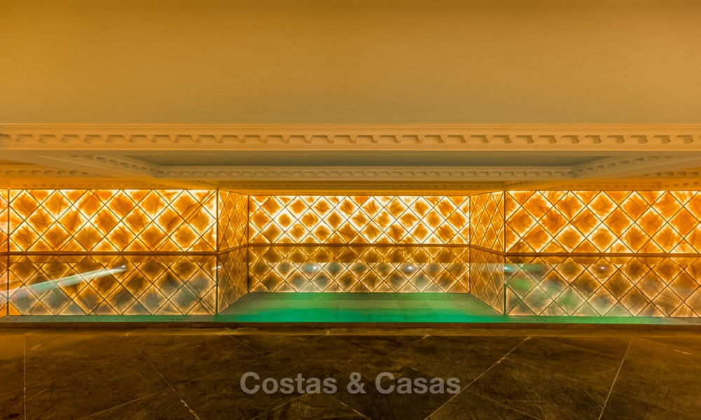Prestigieuze en vorstelijke eerstelijnstrand villa te koop, in klassieke stijl, tussen Marbella en Estepona 5493