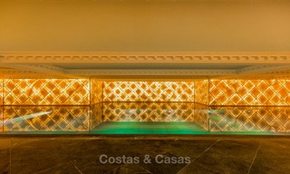 Prestigieuze en vorstelijke eerstelijnstrand villa te koop, in klassieke stijl, tussen Marbella en Estepona 5493 