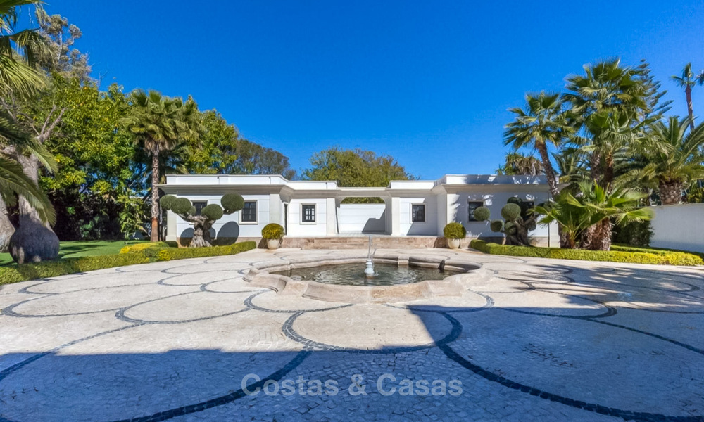 Prestigieuze en vorstelijke eerstelijnstrand villa te koop, in klassieke stijl, tussen Marbella en Estepona 5495