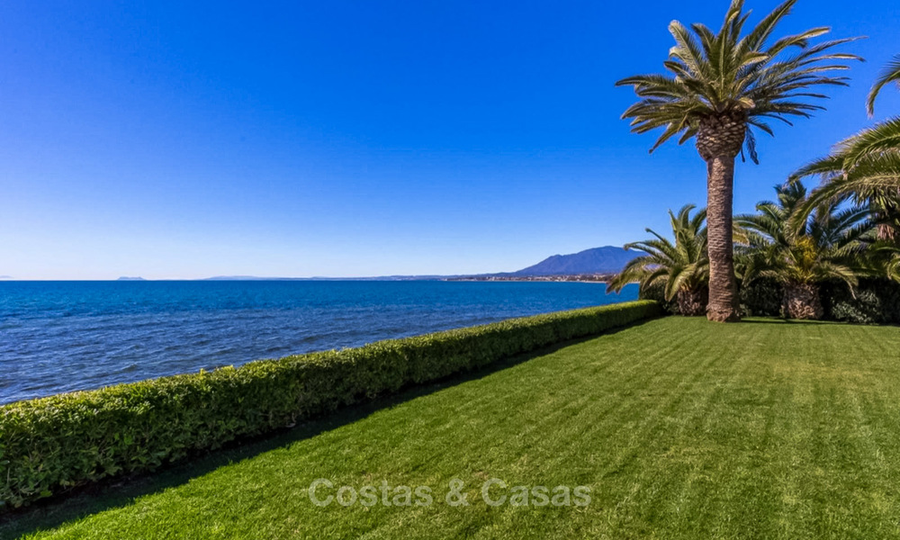 Prestigieuze en vorstelijke eerstelijnstrand villa te koop, in klassieke stijl, tussen Marbella en Estepona 5498