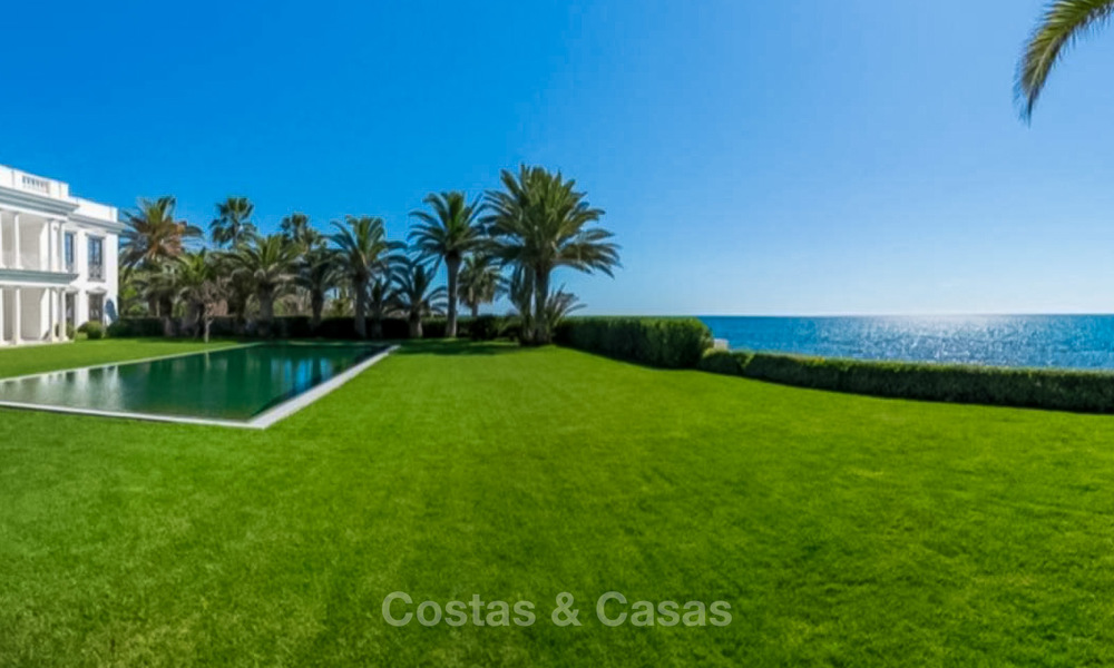 Prestigieuze en vorstelijke eerstelijnstrand villa te koop, in klassieke stijl, tussen Marbella en Estepona 5500