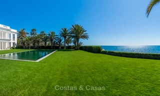 Prestigieuze en vorstelijke eerstelijnstrand villa te koop, in klassieke stijl, tussen Marbella en Estepona 5500 