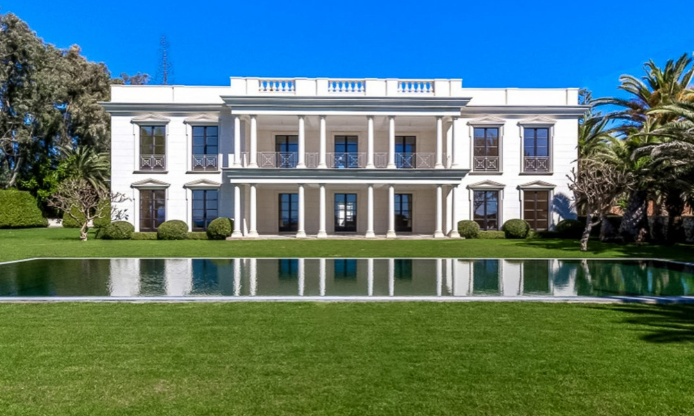 Prestigieuze en vorstelijke eerstelijnstrand villa te koop, in klassieke stijl, tussen Marbella en Estepona 5502