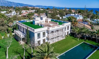 Prestigieuze en vorstelijke eerstelijnstrand villa te koop, in klassieke stijl, tussen Marbella en Estepona 5504 