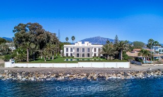 Prestigieuze en vorstelijke eerstelijnstrand villa te koop, in klassieke stijl, tussen Marbella en Estepona 5507 