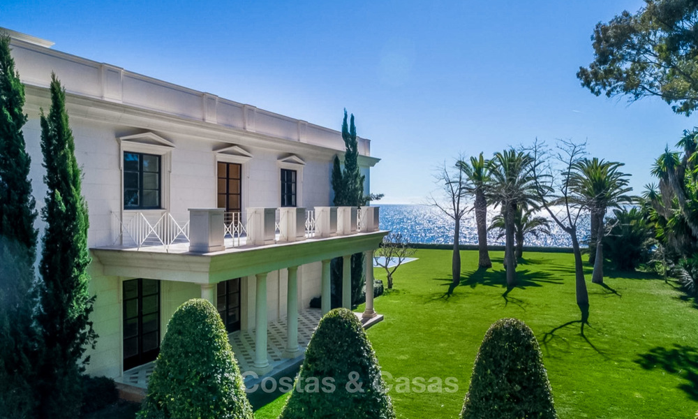 Prestigieuze en vorstelijke eerstelijnstrand villa te koop, in klassieke stijl, tussen Marbella en Estepona 5508