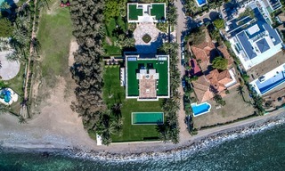 Prestigieuze en vorstelijke eerstelijnstrand villa te koop, in klassieke stijl, tussen Marbella en Estepona 5512 