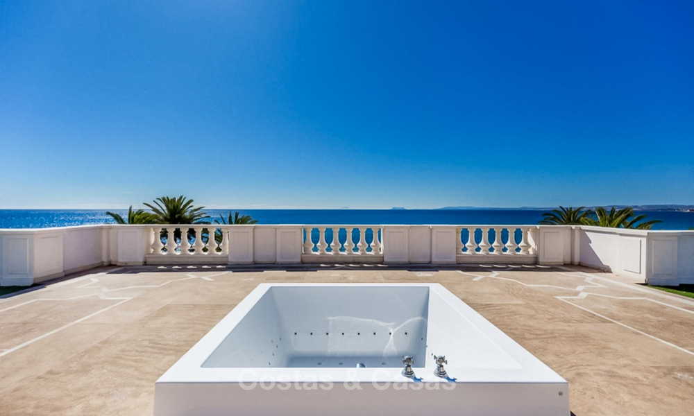 Prestigieuze en vorstelijke eerstelijnstrand villa te koop, in klassieke stijl, tussen Marbella en Estepona 5519