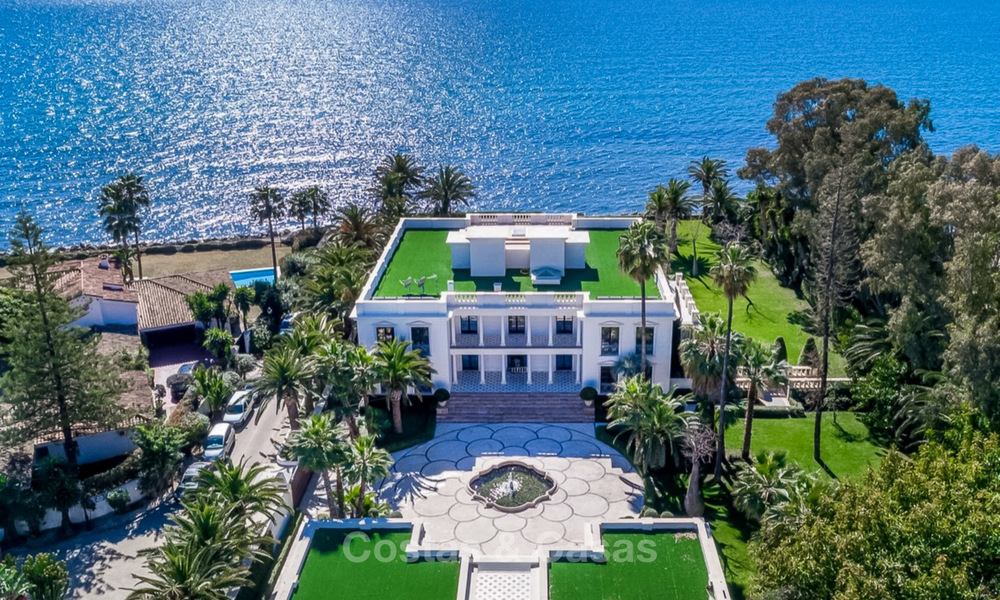 Prestigieuze en vorstelijke eerstelijnstrand villa te koop, in klassieke stijl, tussen Marbella en Estepona 5521