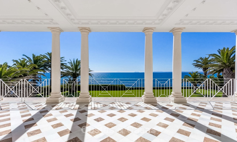 Prestigieuze en vorstelijke eerstelijnstrand villa te koop, in klassieke stijl, tussen Marbella en Estepona 5523
