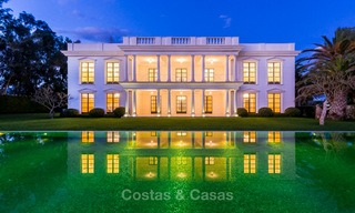 Prestigieuze en vorstelijke eerstelijnstrand villa te koop, in klassieke stijl, tussen Marbella en Estepona 5525 